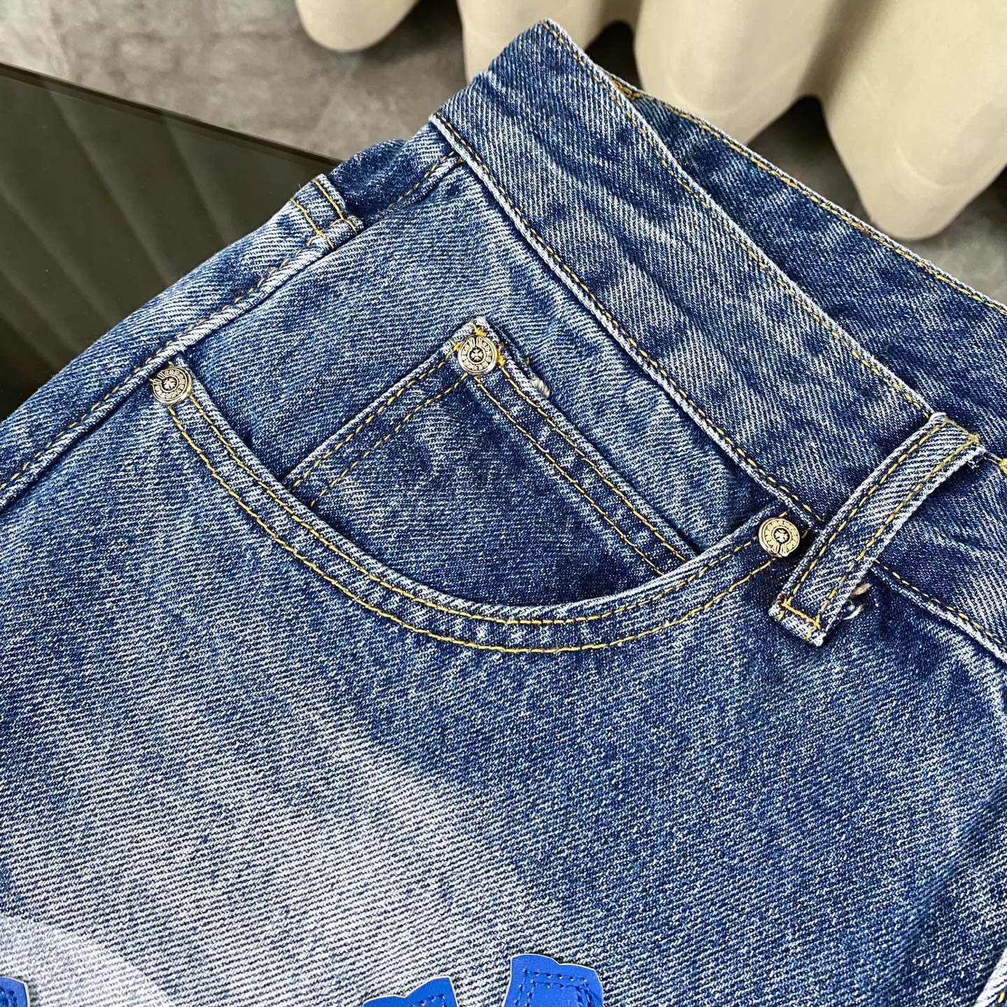 🅿️280 Chrome Hearts Chrome Hearts 24SS cross Sanskrit limited edition graffiti printed leather jeans. 💙Among Chrome Hearts’ many trousers, its color is unique and attracts people at first glance. It is made of beaded canvas fabric and has been washed with heavy water. The upper body is very textured, crisp and stylish, and will not collapse at all. The three-dimensional cut of the pants has a first-class effect in modifying the shape of the legs. It can be easily controlled by any figure, and you can instantly become a street trendy person when you put it on.  🔩Customized hardware, full of texture, every detail is done to the extreme. The thick beaded canvas fabric becomes soft and skin-friendly after washing, and has excellent breathability, making it comfortable to wear all day long. Customized small leather label, unique design, simple yet elegant, exquisite workmanship, neat wiring, every detail demonstrates quality and style.  These pants are gender-neutral and can be worn by both men and women, easily creating a sense of fashion. Pair them with a T-shirt or sweatshirt and you can easily go out and hit the streets. 🔵Classic blue, always a fashion favorite, suitable for any style of wear.  Size from 28 to 34 (corresponding to S-XL)